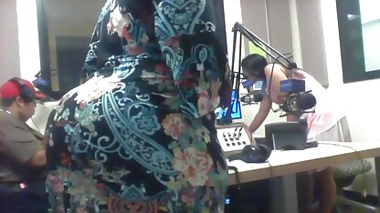 Rambut bokep indo tetek montok pirang mengambil kontol dari belakang